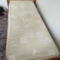 تخت چوبی سالم
