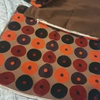 روی کوسن و بالشتی