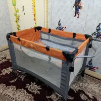 تخت کنار مادر