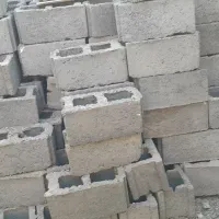 مقداری شن و بلوک سیمانی