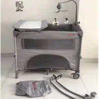 یک عدد تخت پارک و گهواره کنار مادر مناسب کودک