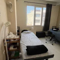 اجاره تخت فشیال و مژه در اتاق بزرگ و اسپیلتدار