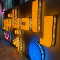 تابلوساز،تابلوسازی،نصب،حک،خدمات برش وچاپ و تبلیغات
