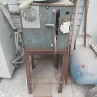 یک دستگاه فارسی بر صندقی یک پمپ هوا