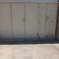 در پنجره.حیاط