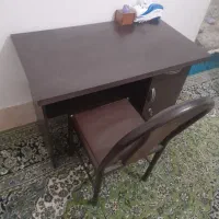 صندلی ومیز تحریر وکامپیوتر