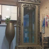 بوفه چوبی و گلدان شیشه ای در حد نو
