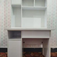 میز تحریر و کتابخانه