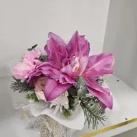 دسته گل رز لیلیوم تزیین شده با میخک