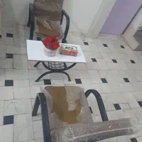 دوتا صندلی اداری با میزعسلی