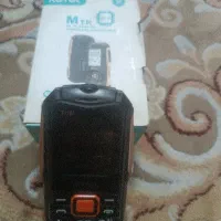 گوشی دکمه‌ای همراه با کارتون