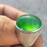 انگشتر نقره عقیق سبز آبدار و رگه زمردی