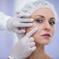 جذب مدل جهت تزریقات زیبایی توسط پزشک