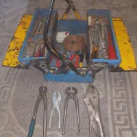 جعبه ابزار با وسایل داخل