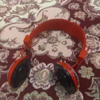 هدفون قرمز