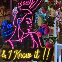 ساخت تابلو نئون ( تابلو با قیمت اقتصادی )