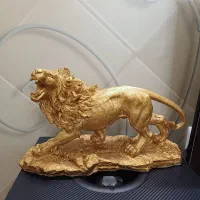 تعدادی لوازم خانه و یک عدد اسکیت