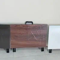 میز تحریر نشسته / میز لب تاب