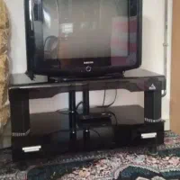 یک دستگاه تلوزیون سامسونگ وزیرتلوزیون.