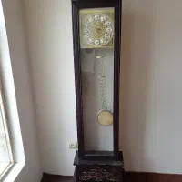 یه عدد ساعت ایستاده بالاوپایین تاجش برنجی