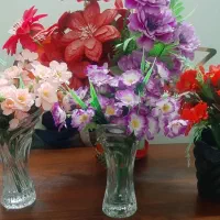گل مصنوعی و یک عدد گلدان کوزه ای سبک سنتی
