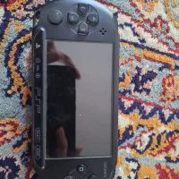 psp همراه با جعبه و مموری و شارژر اورجینالش