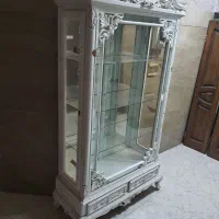 بوفه چوبی سفید بزرگ با قفسه های شیشه ای