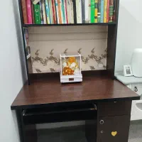 میز کامپیوتر و کتابخونه