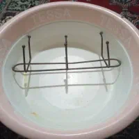 تشت پلاستیکی متوسط،همراه آویز3شاخ لباس