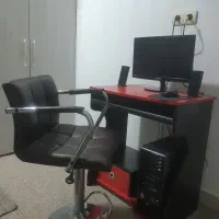 کامپیوتر و میز و صندلی
