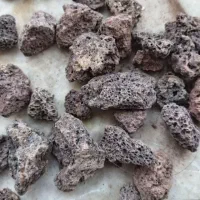 ماسه سیاه و زرد و پوکه