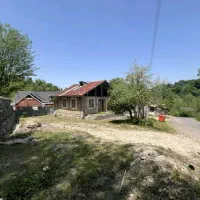 زمین-مسکونی-با-بنای-قدیمی-کوهستانی