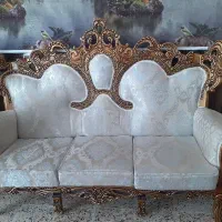 فروش یک دست مبل همراه میز های رایگان