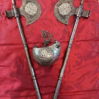 عتیقه یک جفت تبرزین ومشک نقره کوب فولادی