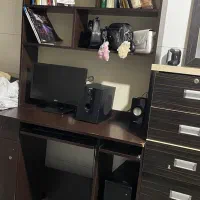 میز کامپیوتر و کتابخانه