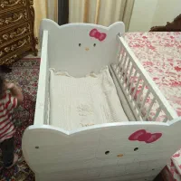 تخت کنار مادر گهواره شو کیتی