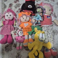 تعدادی عروسک و وسایل بازی