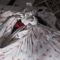 مقداری لباس در حد نو بفروش میرسد