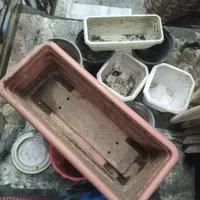 تعدادی گلدان بزرگ وکوچک همه باهم ۲۰۰