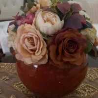 گلدان و گل مصنوعی