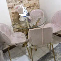 میز نهار خوری چهار نفره  شیک و تمیز همراه با کاور