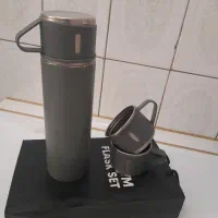 یک عدد فلاکس نیم لیتری همراه سه کاپ قهوه خوری