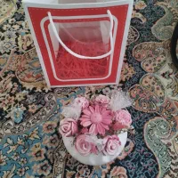 گلدان سرامیکی با گل‌های شمعی