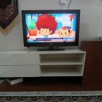 تلویزییون ومیز آن