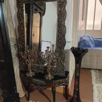آیینه و کنسول و گلدان