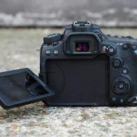 دوربین دیجیتال کانن 90D+لنز 135-18 تمیز و استثنایی