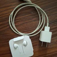 هنذفری و شارژر اصلی رو کارتنی ایفن 11