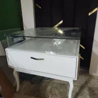 میز  ویترین با ابعاد یک در یک