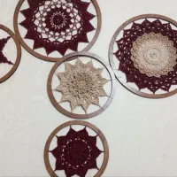 ماندالادیوارکوب تزئینی دست ساز زرشکی سبززیتونی کرم