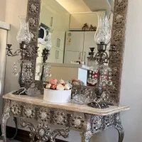 آینه کنسول و لاله